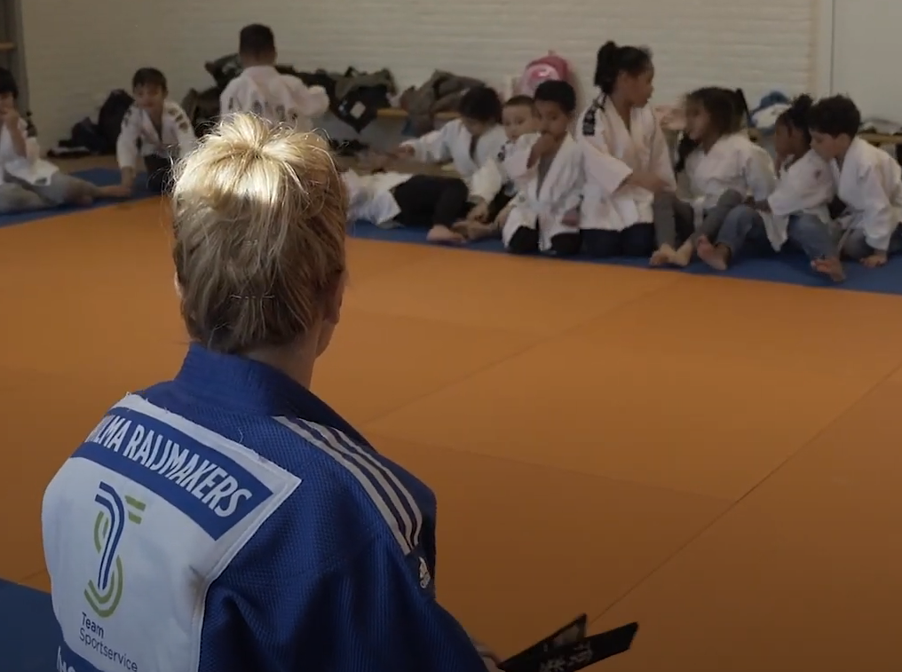 Buurtsportcoach Judo op haar geliefde judovloer