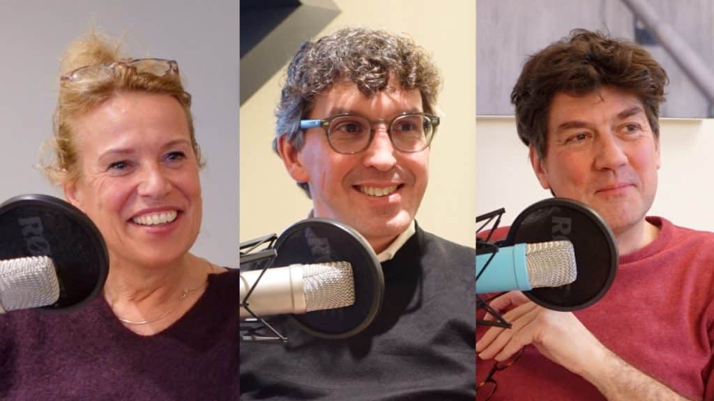 Portretfoto's tijdens opname: van links naar rechts: Ellis van der Weerden, Nathan Stukker en host Lennart Booij