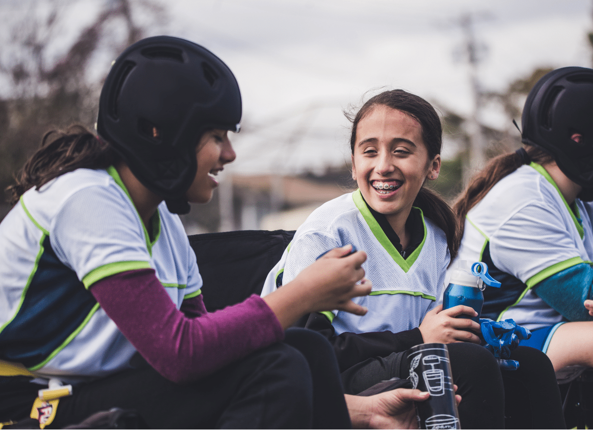 Spuddie sporten samen met meiden