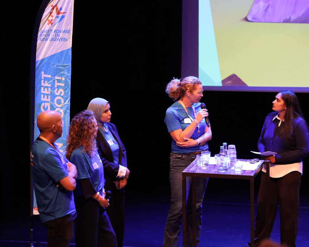 Het podiummoment waar Mirjam Barth het woord krijgt om de sociaal medisch beweegnetwerken toe te lichten