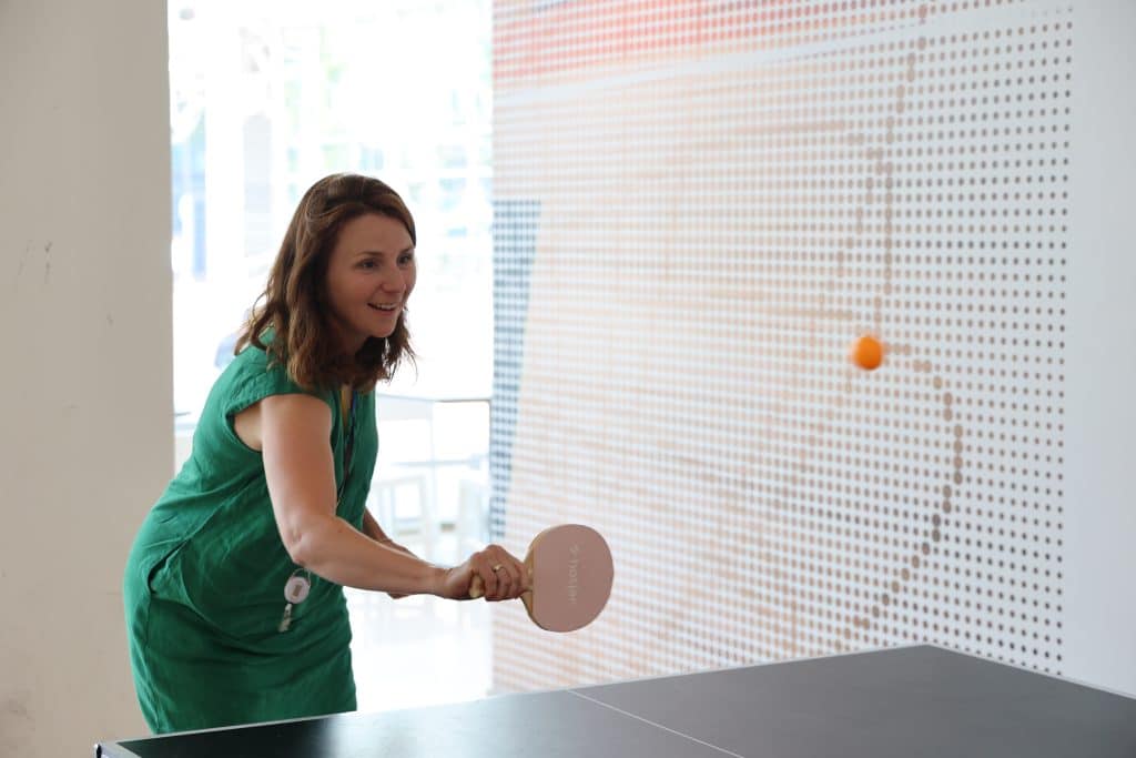 Alied Wessels, directeur E-mobility bij Vattenfal In Charge staat lachend bij de pingpong tafel in actie