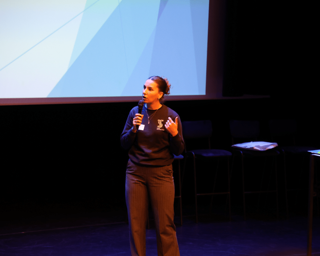 Collega Natalia presenteert de handleiding bewegen voor 55+