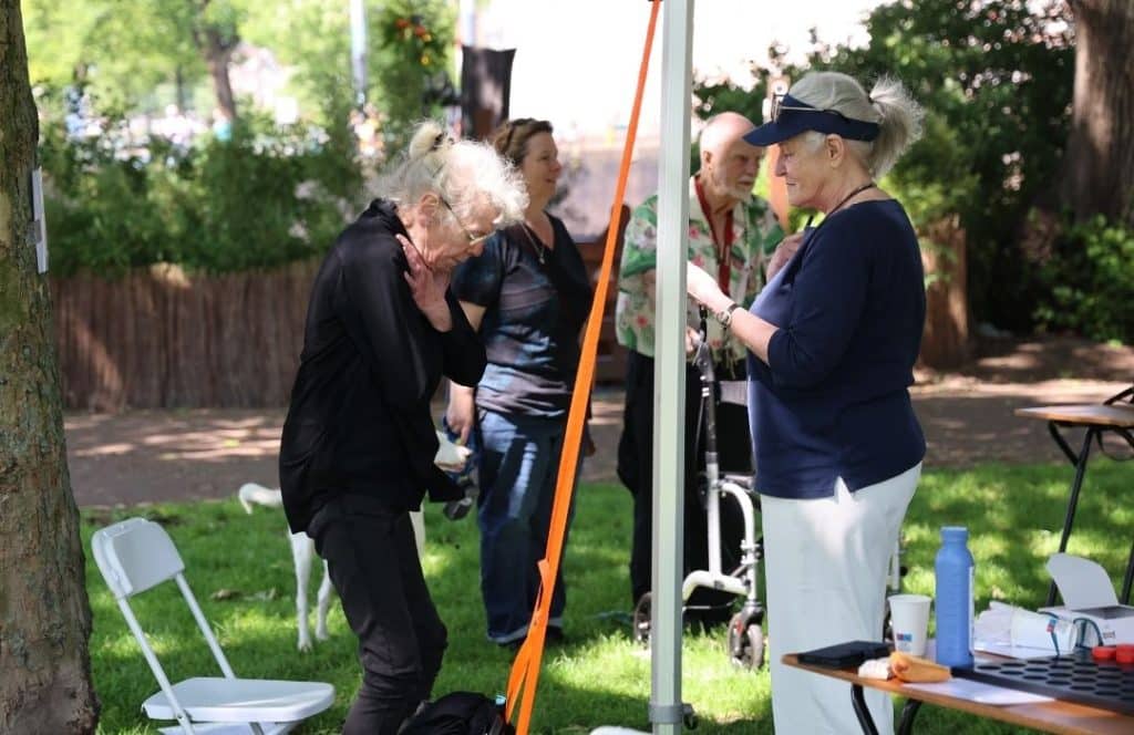 Vrijwilligster Magdalena helpt tijdens de Fitcheck op het Marnixplantsoen