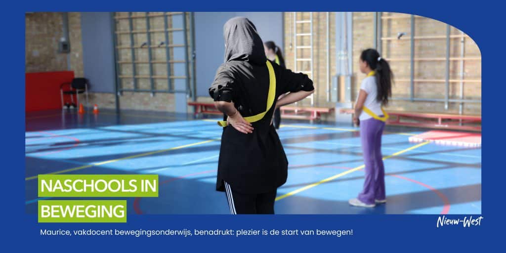 een foto met twee meiden in de gymzaal met een tekst overlay ''naschools in beweging''