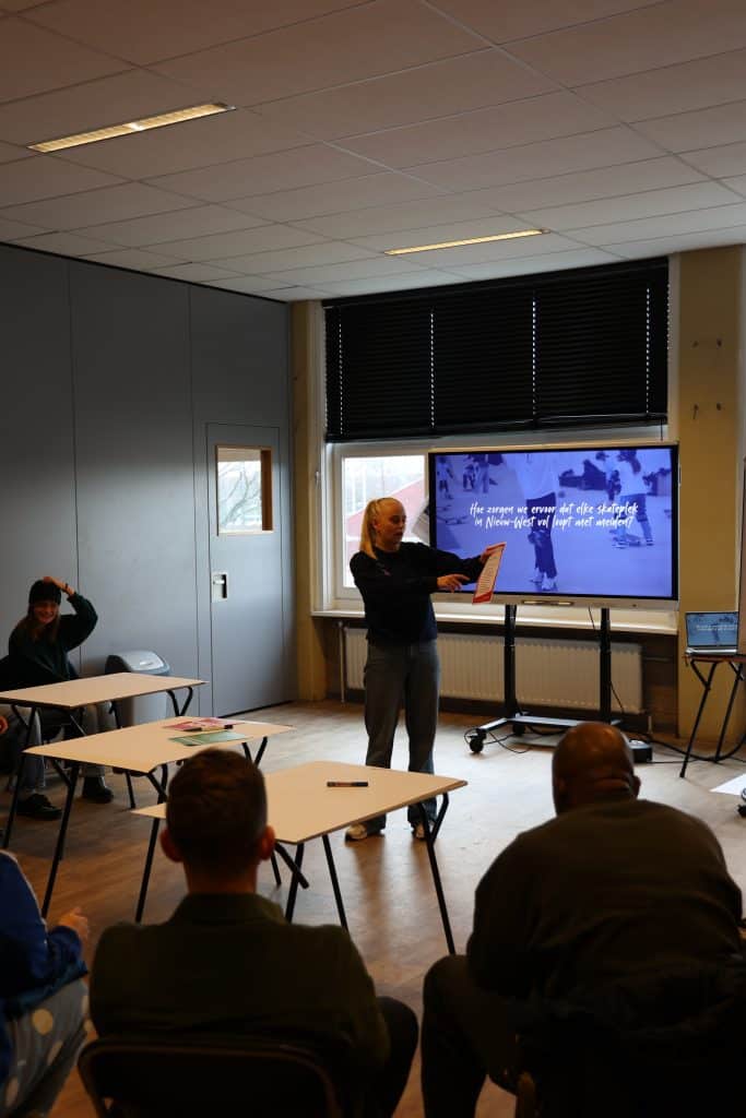 Buurtsportcoach Maris presenteert tijdens het Urban Sportcafe