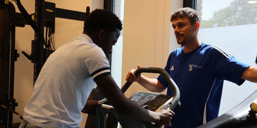 Buurtsportcoach Rob geeft les tijdens zijn topscore fit programma. 
