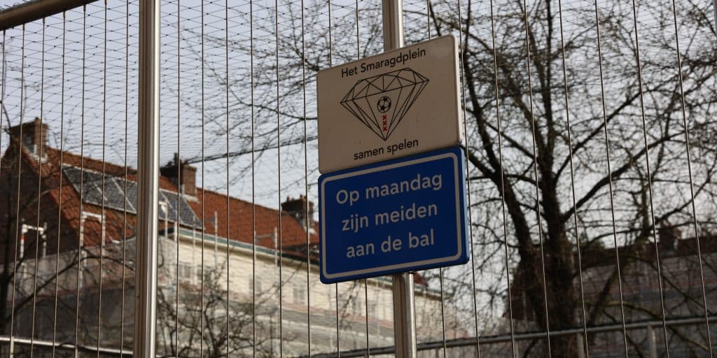 Het bord op Smaragdplein waarop staat ''Op maandag zijn meiden aan de bal''