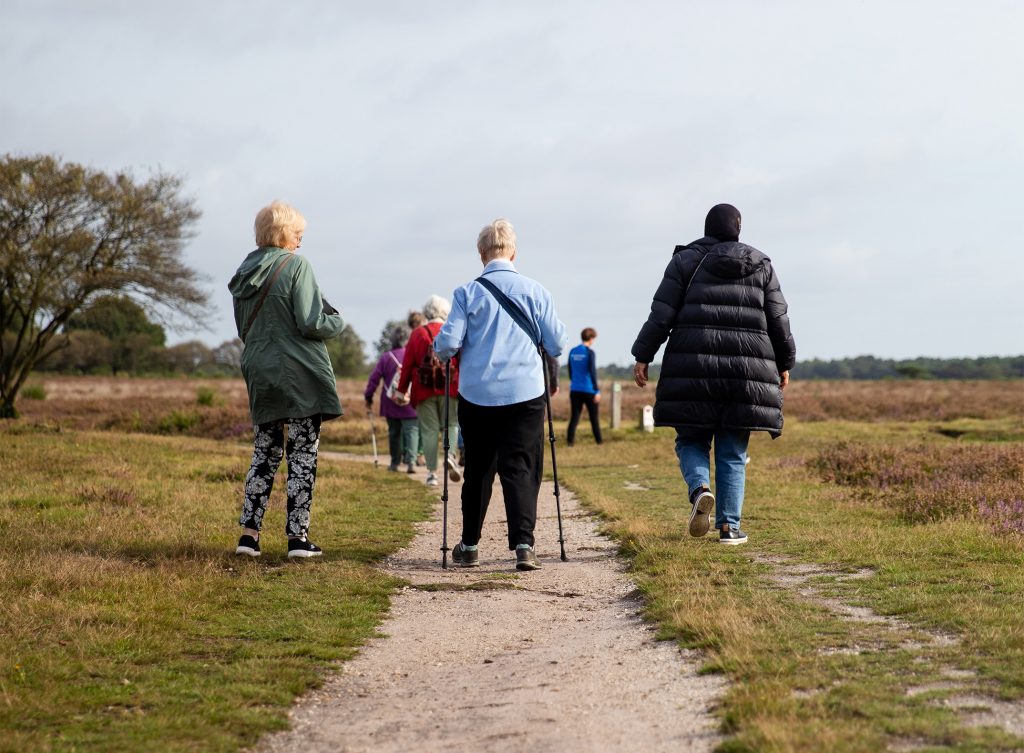 Wandelende senioren in Heemstede