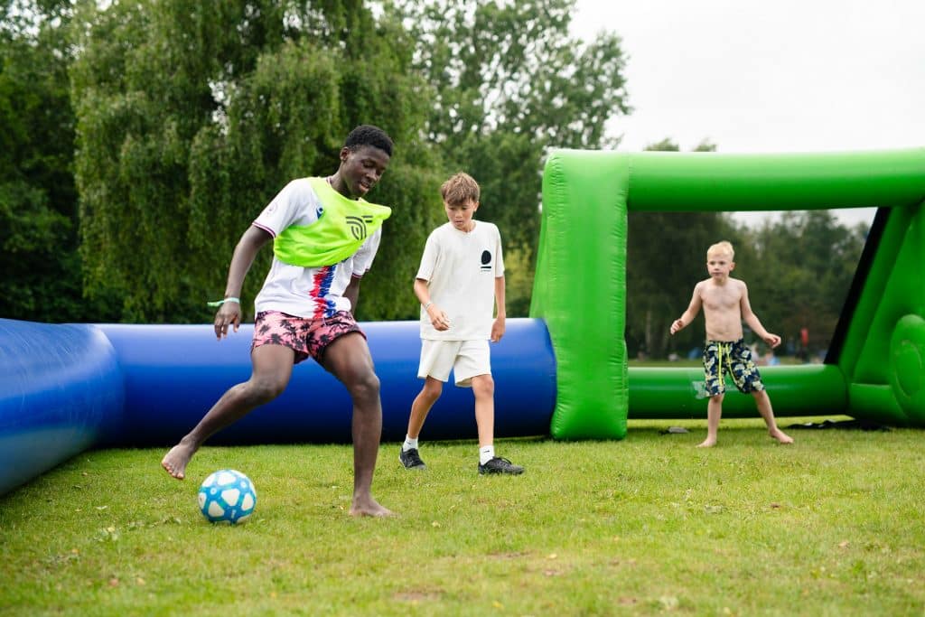 Voetballende kinderen